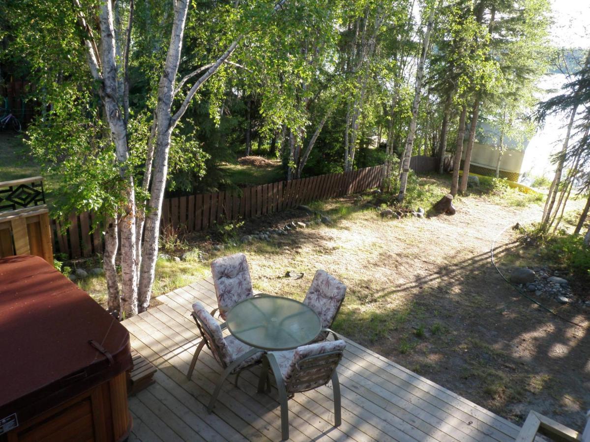 Great Slave Lakeside Bed & Breakfast Йеллоунайф Экстерьер фото
